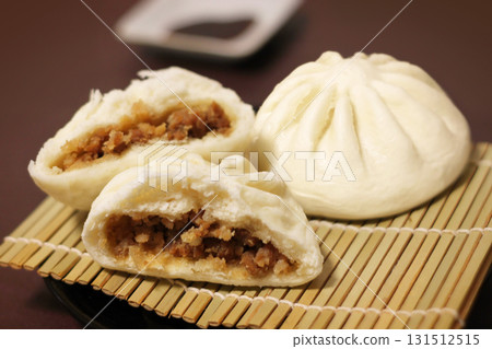 Freshly steamed meat buns 131512515