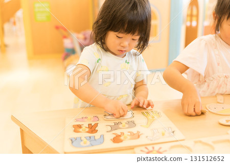 玩拼圖的幼兒女孩 131512652
