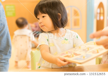 玩拼圖的幼兒女孩 131512655