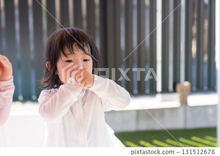 小女孩在家裡的泳池玩耍 131512678