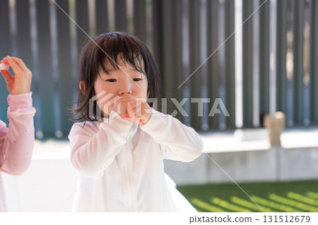 小女孩在家裡的泳池玩耍 131512679