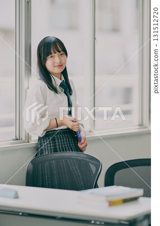 窗邊的女國中生畫像 131512720