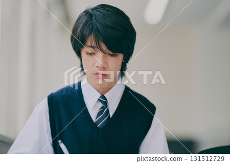 男國中生在補習班教室學習 男國中生在補習班教室學習 131512729