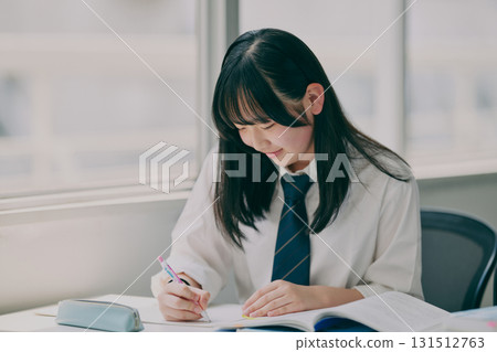 女國中生在補習班教室學習 女國中生在補習班教室學習 131512763