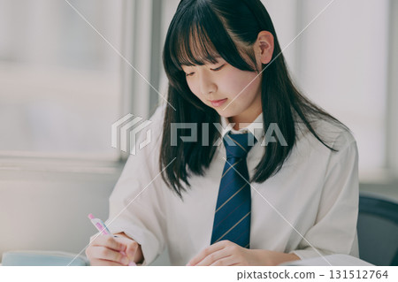 Female junior high school student studying in a cram school classroom 131512764