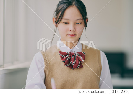 女國中生在補習班教室學習 女國中生在補習班教室學習 131512803