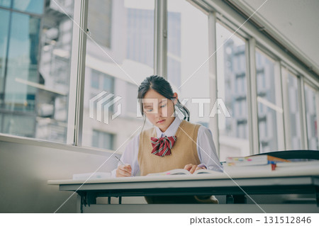 國中生在補習班教室學習 國中生在補習班教室學習 131512846