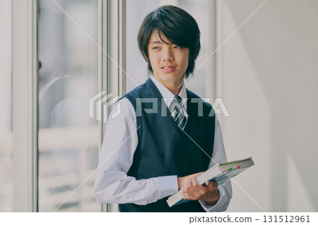 國中生在補習班教室學習 131512961