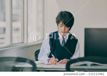 男國中生在補習班教室學習 131512962