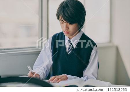 男國中生在補習班教室學習 131512963