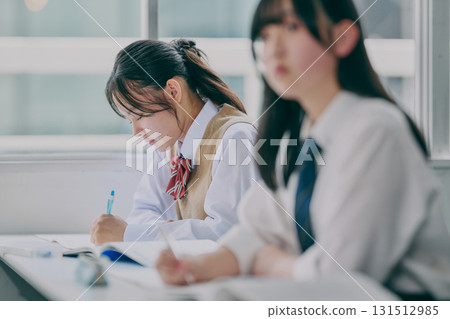 國中生在補習班教室學習 國中生在補習班教室學習 131512985