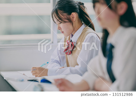 Junior high school students studying in a cram school classroom 131512986