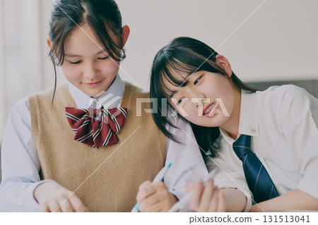 國中生在補習班教室學習 國中生在補習班教室學習 131513041