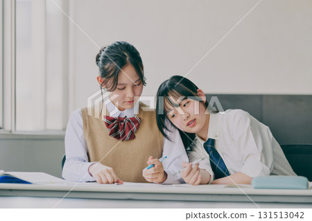 國中生在補習班教室學習 國中生在補習班教室學習 131513042