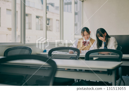 國中生在補習班教室學習 131513055