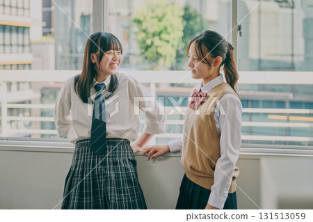 Junior high school girls chatting by the window 131513059