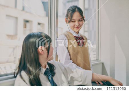 國中女生在窗邊聊天 國中女生在窗邊聊天 131513060