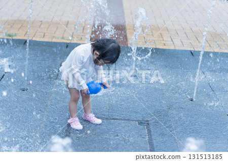 日本幼兒在公寓大樓的噴泉玩耍 131513185