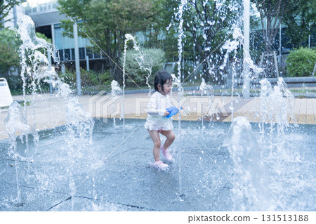 日本幼兒在公寓大樓的噴泉玩耍 131513188