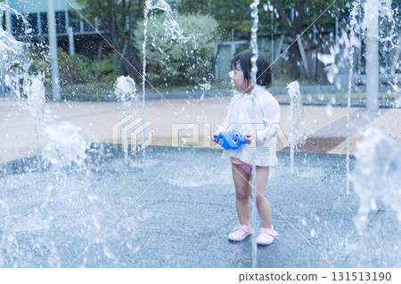日本幼兒在公寓大樓的噴泉玩耍 131513190