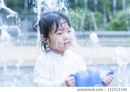 日本幼兒在公寓大樓的噴泉玩耍 131513194