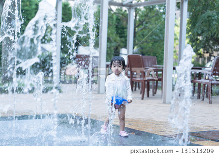 日本幼兒在公寓大樓的噴泉玩耍 131513209