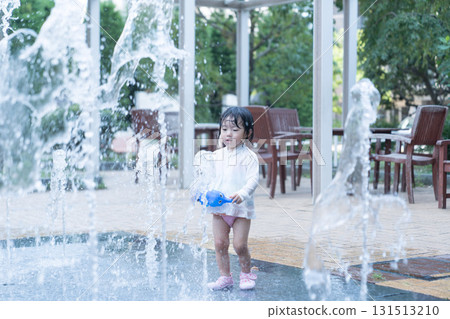 日本幼兒在公寓大樓的噴泉玩耍 131513210