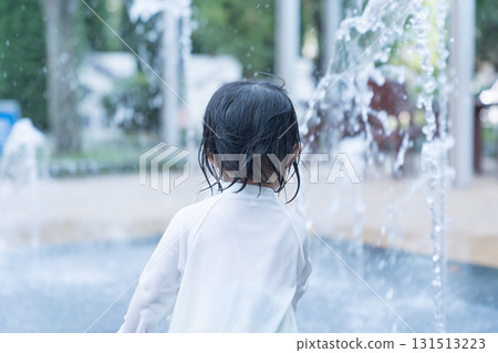 日本幼兒在公寓大樓的噴泉玩耍 131513223