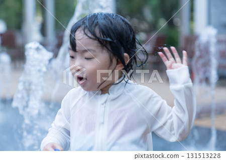 日本幼兒在公寓大樓的噴泉玩耍 131513228