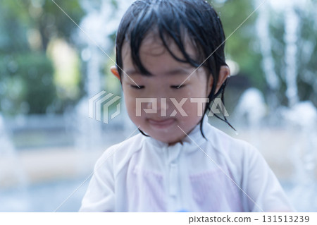 日本幼兒在公寓大樓的噴泉玩耍 131513239