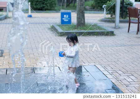 日本幼兒在公寓大樓的噴泉玩耍 131513241