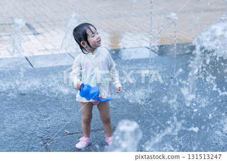 日本幼兒在公寓大樓的噴泉玩耍 131513247