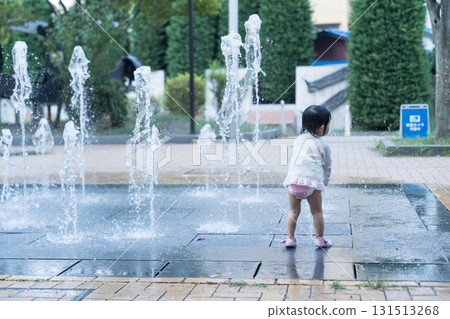 日本幼兒在公寓大樓的噴泉玩耍 131513268