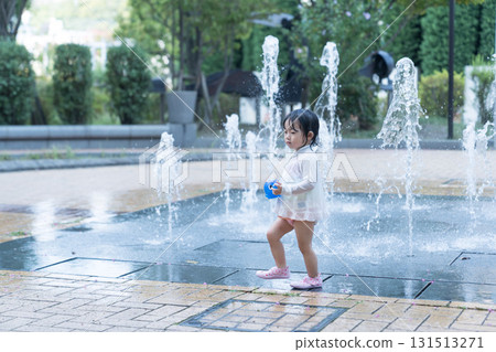 日本幼兒在公寓大樓的噴泉玩耍 131513271
