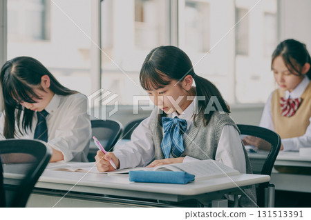 國中生在補習班教室學習 國中生在補習班教室學習 131513391