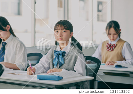 國中生在補習班教室學習 國中生在補習班教室學習 131513392