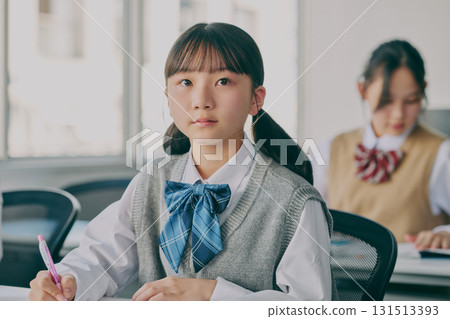 國中生在補習班教室學習 國中生在補習班教室學習 131513393