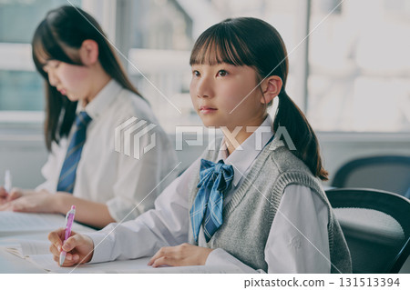 國中生在補習班教室學習 國中生在補習班教室學習 131513394