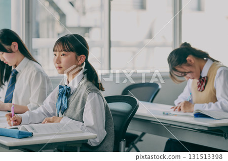 國中生在補習班教室學習 國中生在補習班教室學習 131513398