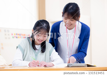 補習班老師和正在學習的女孩 131513451