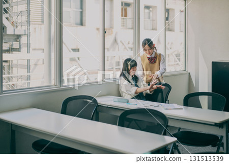Junior high school girls chatting by the window 131513539