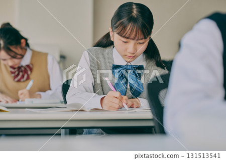 Junior high school students studying in a cram school classroom 131513541