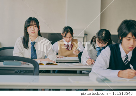 國中生在補習班教室學習 131513543