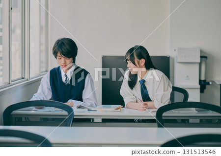 Junior high school students studying in a cram school classroom 131513546