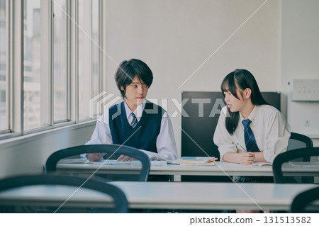 國中生在補習班教室學習 131513582