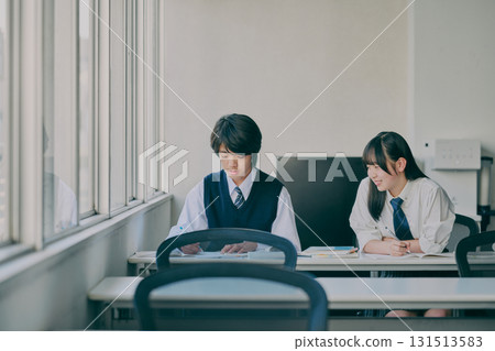 國中生在補習班教室學習 131513583