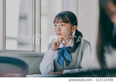 女國中生在補習班教室學習 131513586