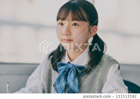 女國中生在補習班教室學習 女國中生在補習班教室學習 131513592