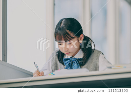 女國中生在補習班教室學習 女國中生在補習班教室學習 131513593