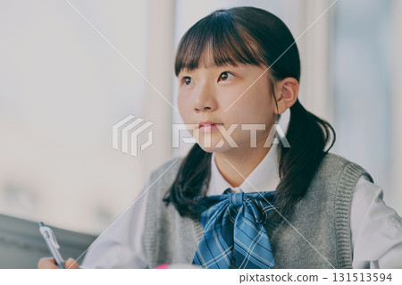 女國中生在補習班教室學習 女國中生在補習班教室學習 131513594